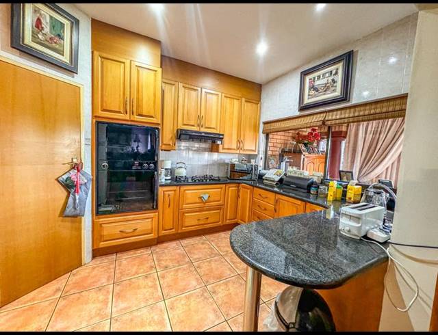 8 BEDROOM HOUSE FOR SALE IN NINAPARK